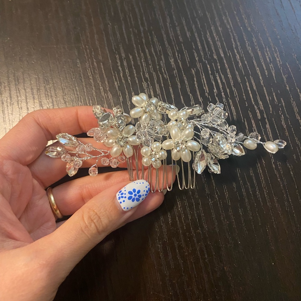 Elegant Pearl and Crystal Hair Comb